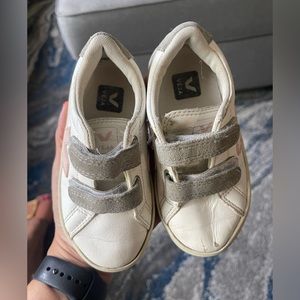Little girl VEJA tennis shoes